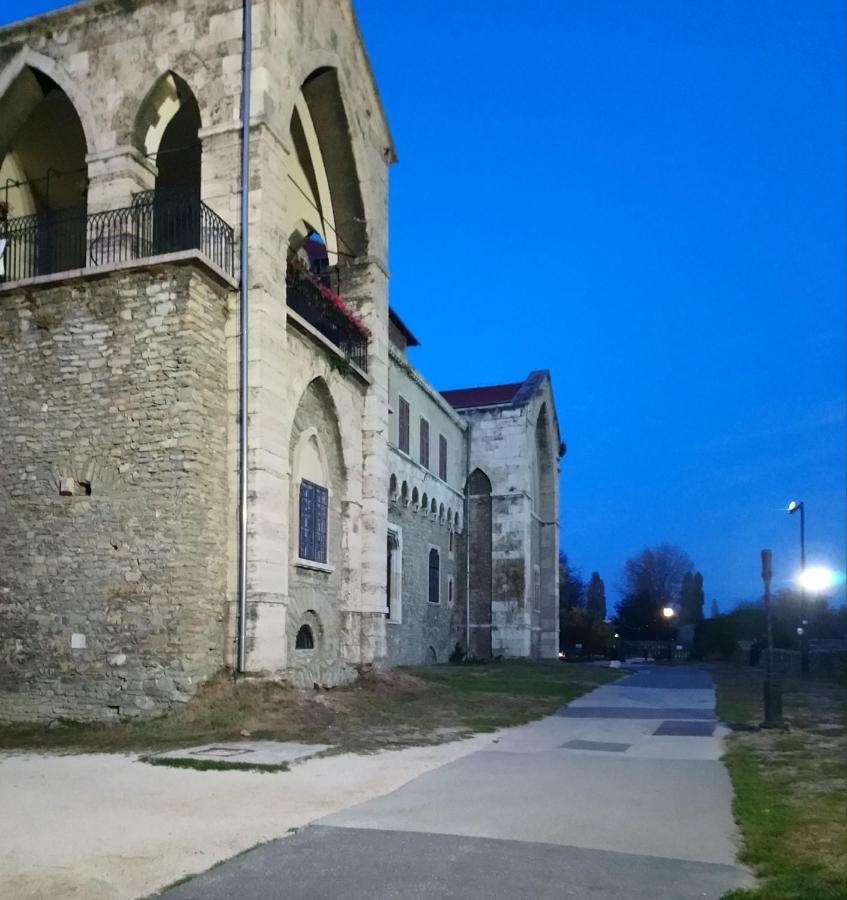 Bed and Breakfast Panzio Tata Exterior foto